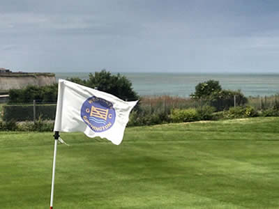 Beautiful golf courses with a sea view, all within reach of the Acorn.